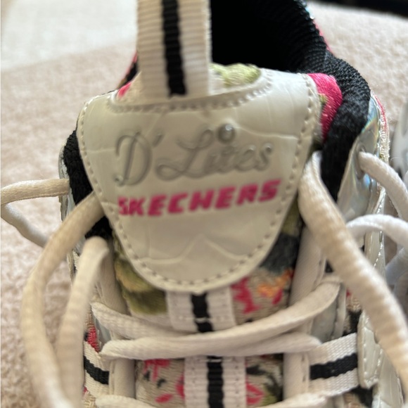 Ladies Skechers D’Lites air-cooled memory foam athletic shoes - Picture 6 of 16